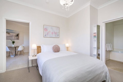 Light Bright, Quality River Views! Free Parking - Bed n Breakfasts 0