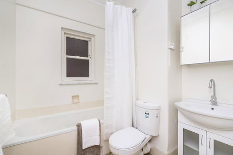 Light Bright, Quality River Views! Free Parking - Bed n Breakfasts 10