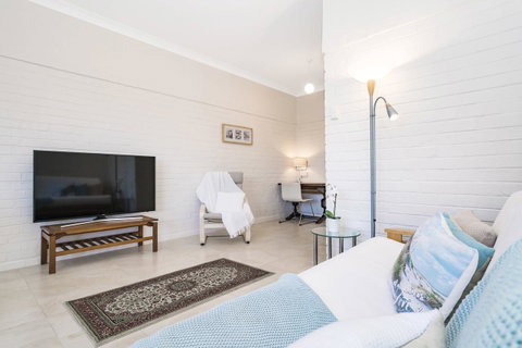 Light Bright, Quality River Views! Free Parking - Bed n Breakfasts 13