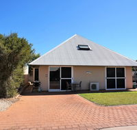Osprey Holiday Village Unit 103/1 Bed - Perfect short stay apartment with King size bed - Bed n Breakfasts