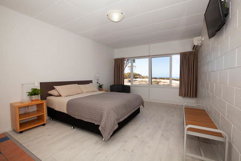 EUCLA MOTOR HOTEL - Australia Shopping 26
