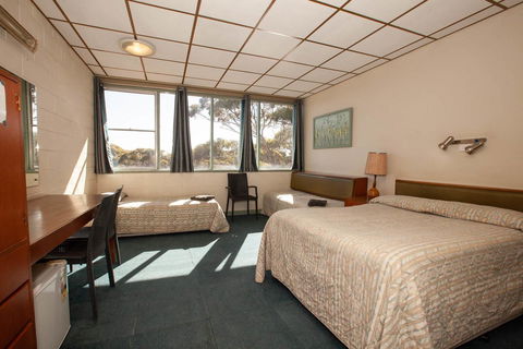 EUCLA MOTOR HOTEL - Australia Shopping 20