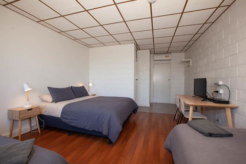EUCLA MOTOR HOTEL - Australia Shopping 3