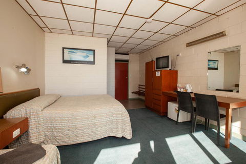 EUCLA MOTOR HOTEL - Australia Shopping 19