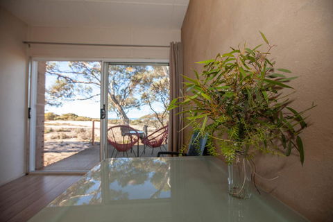 EUCLA MOTOR HOTEL - Australia Shopping 12