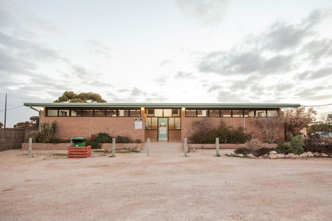 EUCLA MOTOR HOTEL - Australia Shopping 9