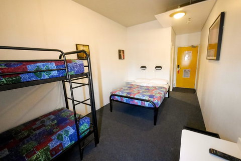 Perth City YHA - Bed n Breakfasts 27
