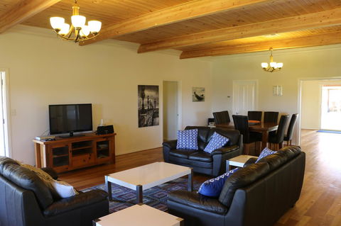 Burton Farmhouse - Accommodation Australia 12