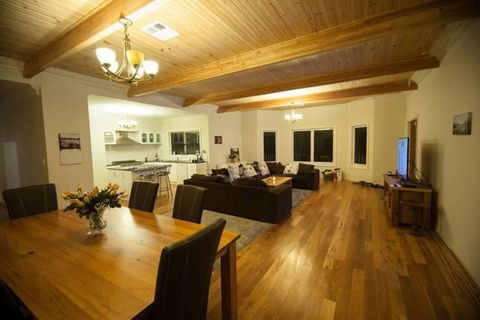 Burton Farmhouse - Accommodation Australia 9