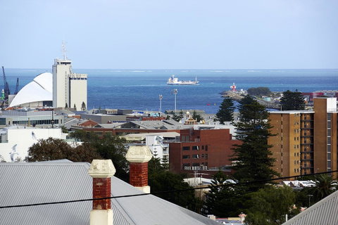 Studio 302 With Ocean Views - Accommodation Australia 23
