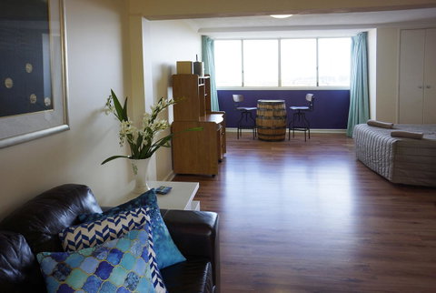 Studio 302 With Ocean Views - Accommodation Australia 8