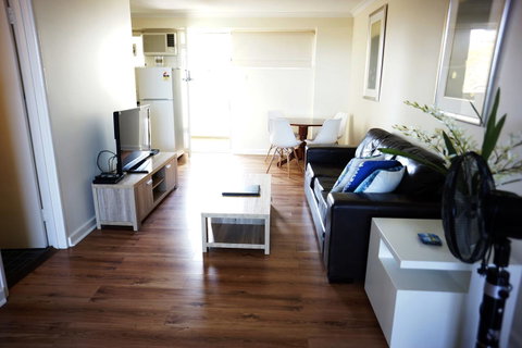 Studio 302 With Ocean Views - Accommodation Australia 2
