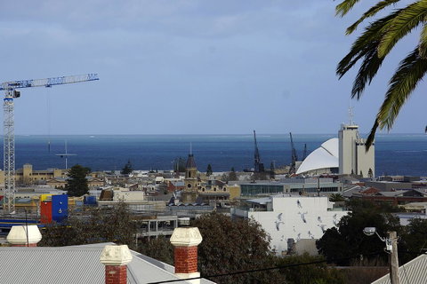 Studio 302 With Ocean Views - Accommodation Australia 24