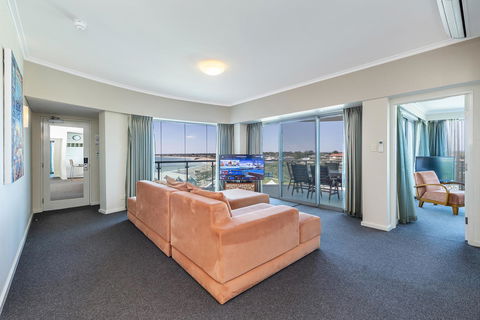 A 406 FANTASTIC OCEAN BEACH And MARINA VIEW APT - MANDURAH - Local Tourism 0