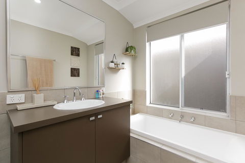 Perth Comfy Stays - Accommodation Australia 38