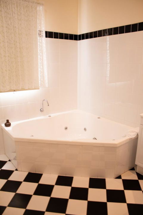 Stanley Hotel & Apartments - Accommodation Australia 11