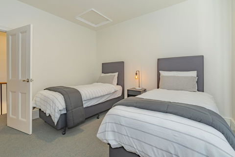 4 Bedroom House - Hobart CBD - Free Parking - Free WIFI - Accommodation Australia 13