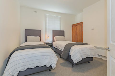 4 Bedroom House - Hobart CBD - Free Parking - Free WIFI - Accommodation Australia 3