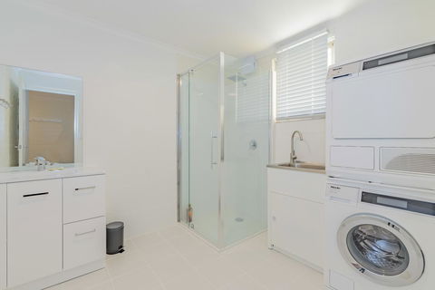 4 Bedroom House - Hobart CBD - Free Parking - Free WIFI - Accommodation Australia 4