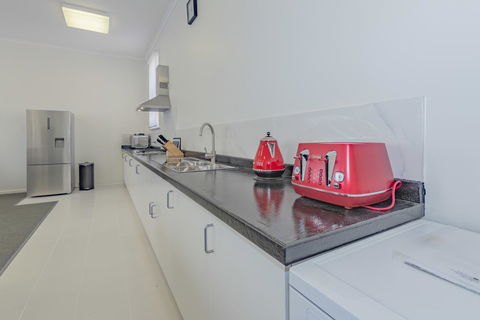 4 Bedroom House - Hobart CBD - Free Parking - Free WIFI - Accommodation Australia 2
