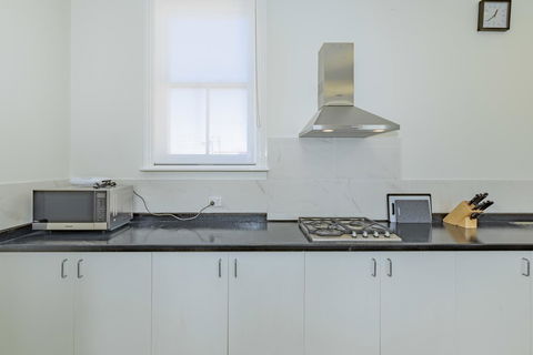 4 Bedroom House - Hobart CBD - Free Parking - Free WIFI - Accommodation Australia 8