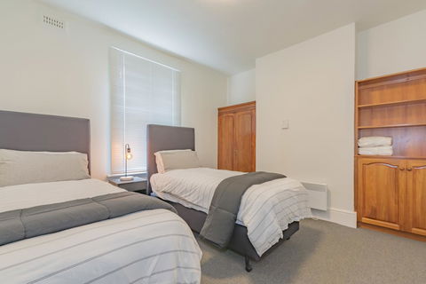 4 Bedroom House - Hobart CBD - Free Parking - Free WIFI - Accommodation Australia 1