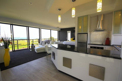Horizon Deluxe Apartments - Accommodation Australia 3