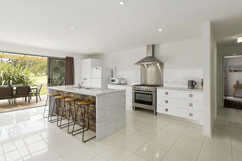 170 Hazards View Drive - Unit 2 - Accommodation Australia 2