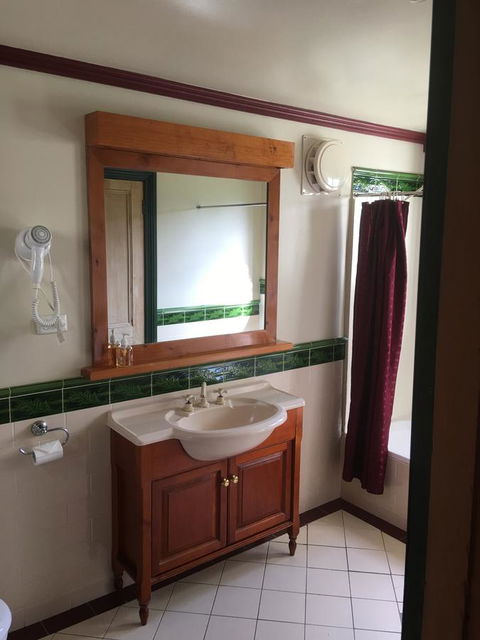 Kerrellie Cottages 2, 4 & 8 Reid Street - Accommodation Australia 18