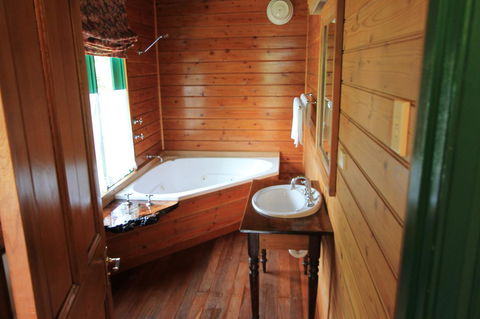 Kerrellie Cottages 2, 4 & 8 Reid Street - Accommodation Australia 17