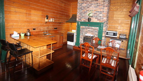 Kerrellie Cottages 2, 4 & 8 Reid Street - Accommodation Australia 9