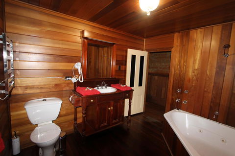 Kerrellie Cottages 2, 4 & 8 Reid Street - Accommodation Australia 25
