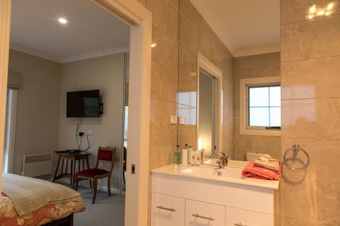 Mountain Blue Guest House - Accommodation Australia 13