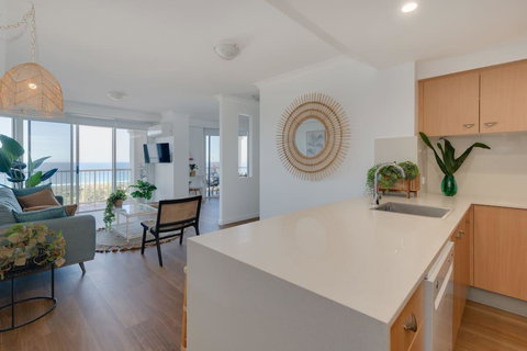NEW Beautiful 2 Bed Ocean Views In Broadbeach - Accommodation Australia 2