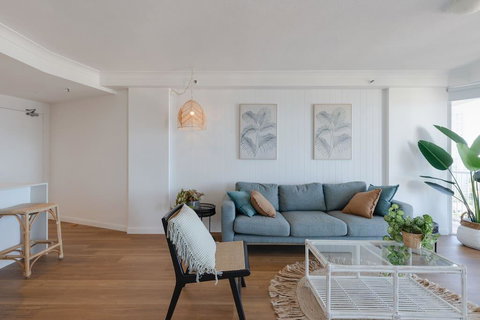 NEW Beautiful 2 Bed Ocean Views In Broadbeach - Accommodation Australia 1