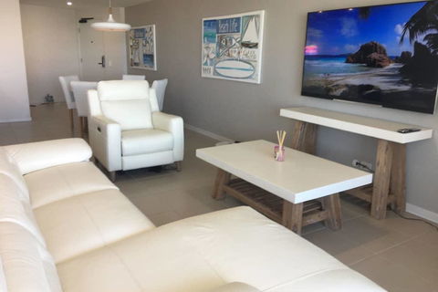 NEW UPMARKET COMFORTABLE 2 Bed, 2 Bath, OCEAN VIEWS, 250m To BUDDINA BEACH! - Accommodation Australia 3