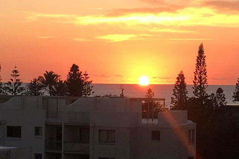 NEW UPMARKET COMFORTABLE 2 Bed, 2 Bath, OCEAN VIEWS, 250m To BUDDINA BEACH! - Accommodation Australia 1
