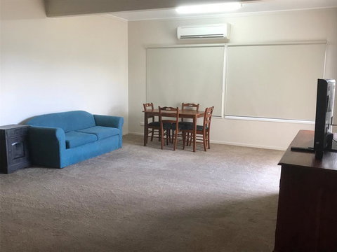 O'Shea's Royal Hotel - Bed n Breakfasts 1