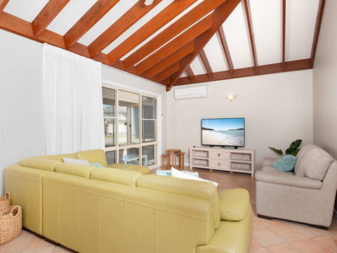 Occy's @ Fingal Bay - Bed n Breakfasts 0