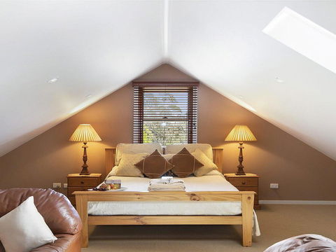Old Mansfield Loft - Gardens, Gazebo And Getaways - Accommodation Australia 3