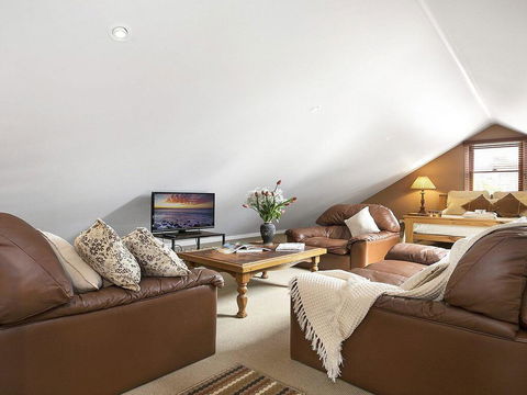 Old Mansfield Loft - Gardens, Gazebo And Getaways - Accommodation Australia 2