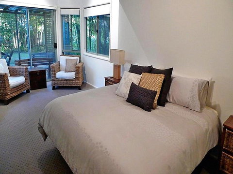 On The Beach @ Fingal Bay - Bed n Breakfasts 3