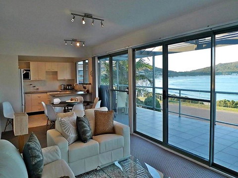 On The Beach @ Fingal Bay - Bed n Breakfasts 1