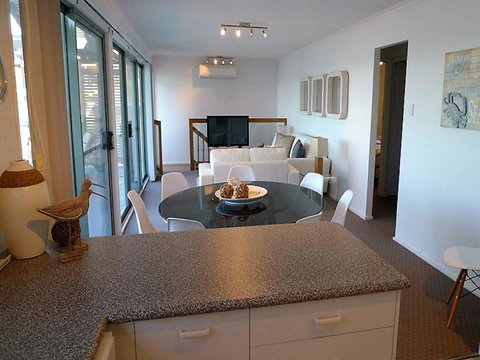 On The Beach @ Fingal Bay - Bed n Breakfasts 2