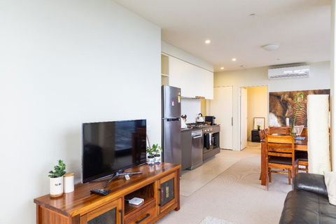 ON TOP OF THE WORLD - BEST VIEWS IN MELBOURNE !! - Accommodation Australia 3