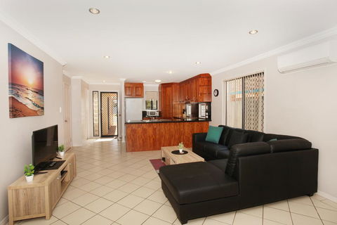 Oomoo 27b - 4 BDRM Townhouse - Close To Beaches - Accommodation Australia 3
