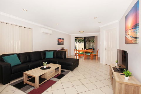 Oomoo 27b - 4 BDRM Townhouse - Close To Beaches - Accommodation Australia 2