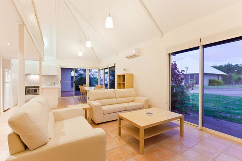 Osprey Holiday Village Unit 105 - Tranquil 3 Bedroom Holiday Villa With A Pool In The Complex - Accommodation Australia 3