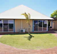 Osprey Holiday Village Unit 109 - Pleasant 3 Bedroom Holiday Villa with a Pool in the Complex - Accommodation Australia