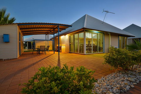 Osprey Holiday Village Unit 117 - Exquisite 3 Bedroom Holiday Villa With A Pool In The Complex - Accommodation Australia 1